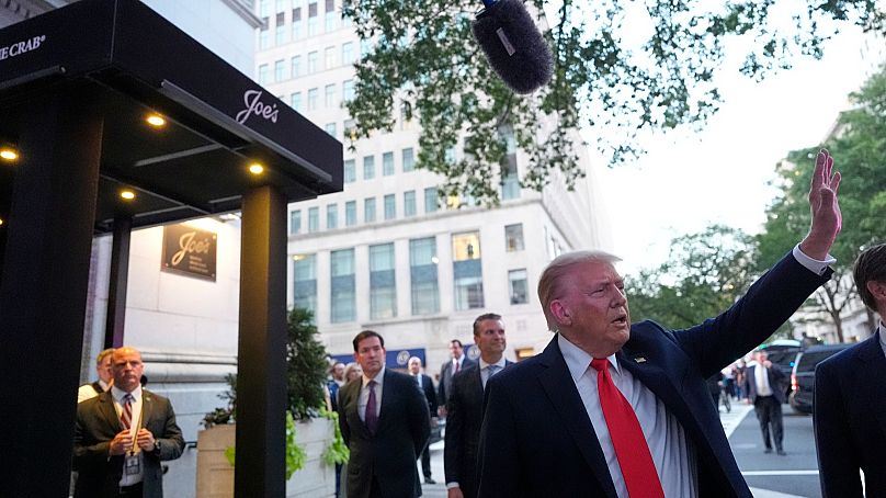 El presidente Donald Trump saluda mientras entra en un restaurante cerca de la Casa Blanca, el martes 9 de septiembre de 2025, en Washington, para cenar. 