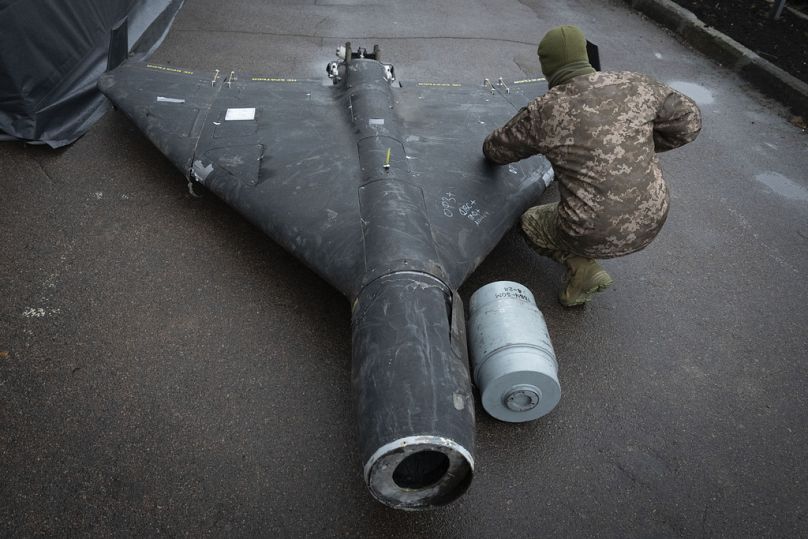 Ein ukrainischer Offizier untersucht eine abgeschossene Shahed-Drohne mit thermobarischer Ladung, die von Russland abgefeuert wurde, 14. November 2024