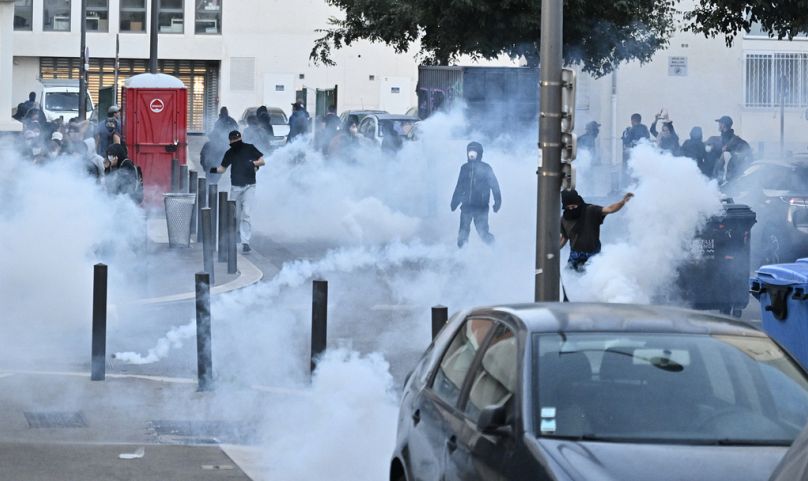الشرطة الفرنسية تطلق قنابل الغاز المسيل للدموع على محتجين خلال احتجاج حركة "لنغلق كل شيء" في مرسيليا جنوب فرنسا، الأربعاء 10 سبتمبر 2025.