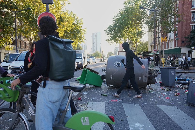 Des manifestants bloquent une rue lors du mouvement de protestation « Bloquons Tout » à Paris, mercredi 10 septembre 2025.