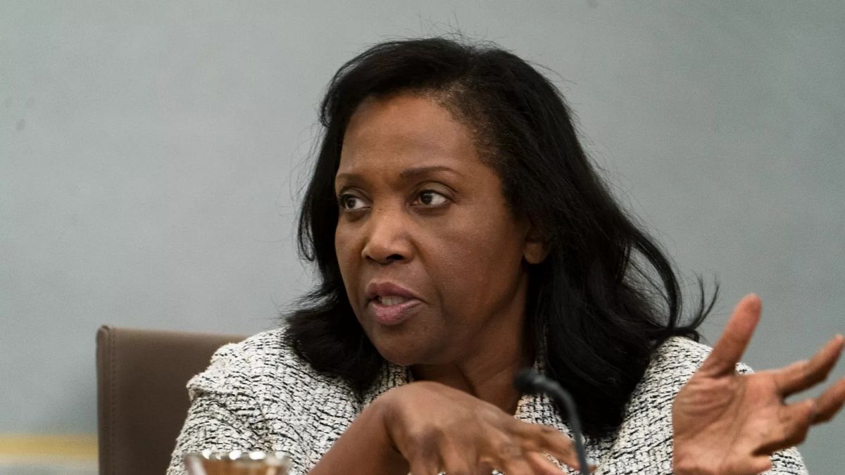 Un tribunal suspend le licenciement de la gouverneure de la Fed Lisa Cook par Donald Trump