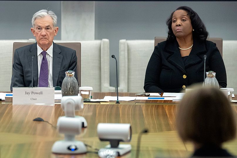 Le président de la Fed Jerome Powell et Lisa Cook écoutent lors d'une réunion publique du Conseil des gouverneurs à la Réserve fédérale, le 25 juin 2025, à Washington