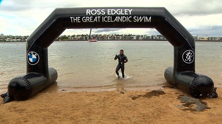 Le nageur britannique Ross Edgley est le premier à nager autour de l'Islande