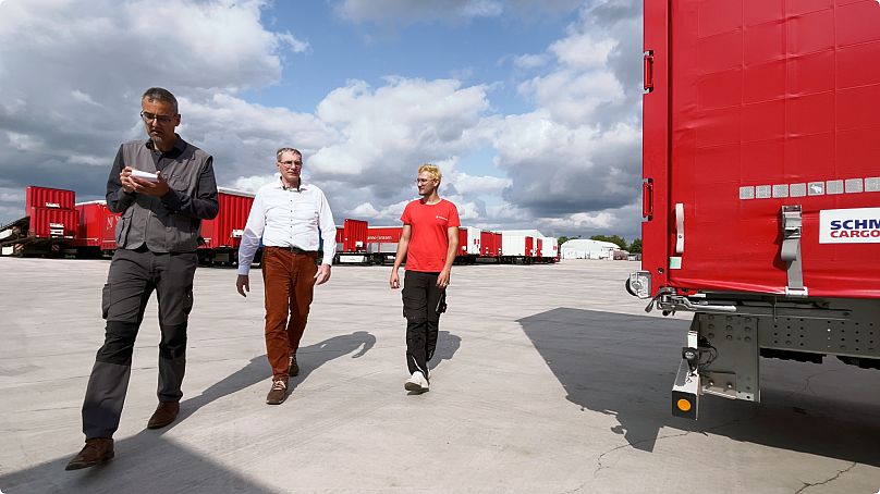 Euronews-Reporter Hans von der Brelie mit E-Unternehmer Nanno Janssen und E-Trucker Alessandro.