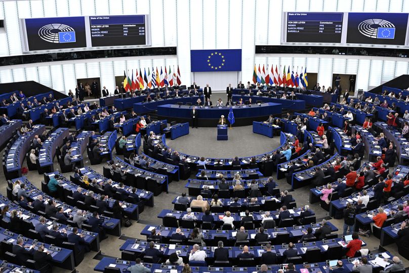 La presidente della Commissione europea Ursula von der Leyen pronuncia il discorso sullo stato dell'Unione al Parlamento europeo a Strasburgo, Francia, 10 settembre 2025