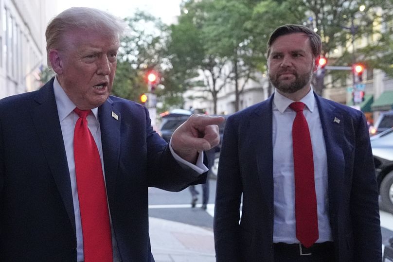 Il presidente Donald Trump al suo arrivo per la cena insieme al vicepresidente JD Vance in un ristorante vicino alla Casa Bianca, Washington, 9 settembre 2025