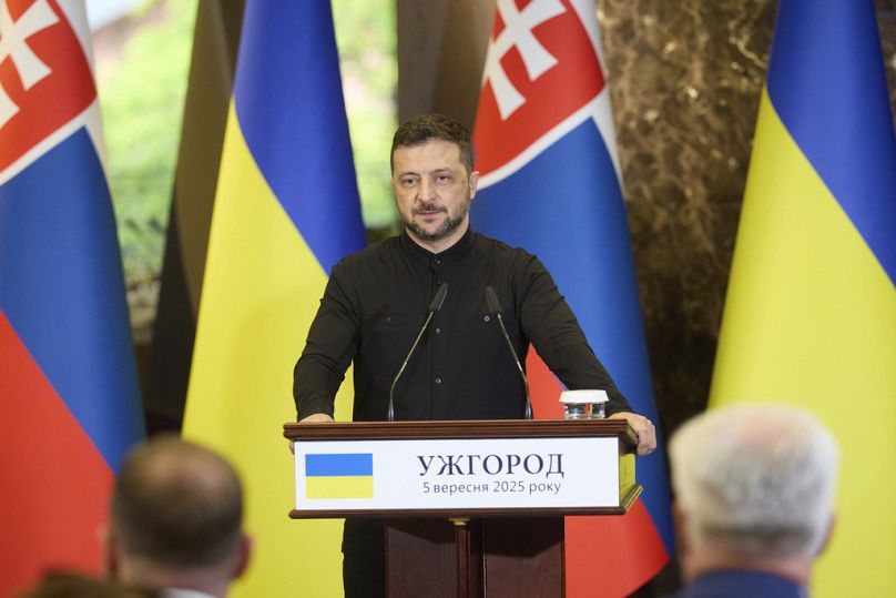 Il presidente ucraino Volodymyr Zelensky parla durante la conferenza stampa congiunta con il primo ministro slovacco Robert Fico a Uzhhorod, Ucraina, 5 settembre 2025