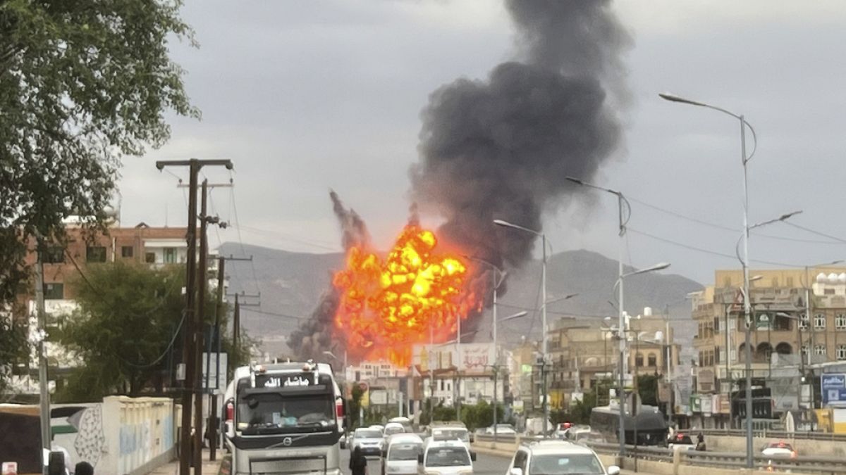 غارات إسرائيلية مكثفة على صنعاء والجوف وعمران.. نتنياهو: لا تسامح مع التهديد، والمشاط يعلن: الرد آتٍ