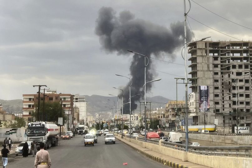 تصاعد الدخان بعد الغارات الجوية الإسرائيلية في صنعاء, اليمن, الأربعاء, سبتمبر. 10, 2025.