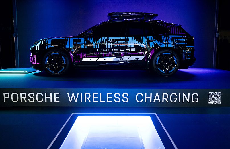 Un sistema di ricarica wireless di Porsche è esposto presso lo stand Volkswagen durante l'inaugurazione del Salone Internazionale dell'Automobile di Monaco di Baviera, 9 settembre 2025.
