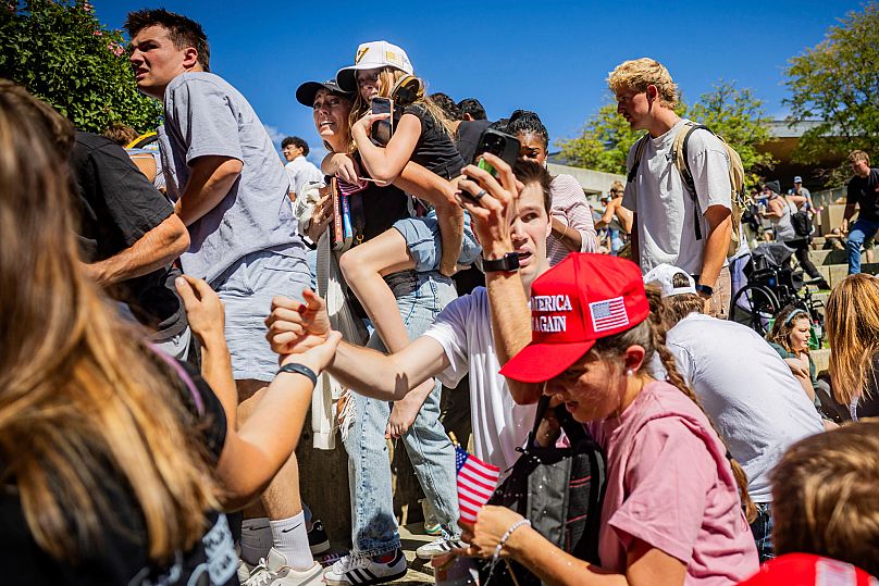 Folla dopo che Charlie Kirk, cofondatore dell'organizzazione conservatrice Turning Point Usa, è stato colpito da un proiettile alla Utah Valley University, settembre 2025.