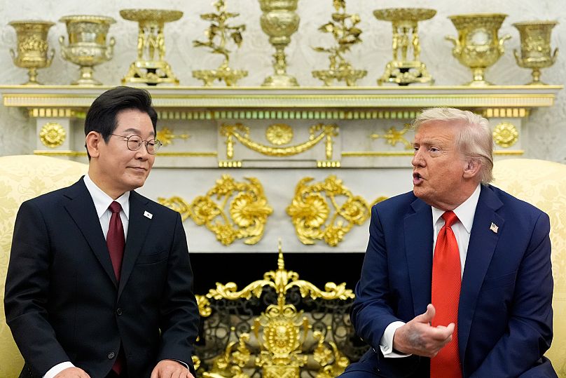 Donald Trump s'exprime lors d'une réunion avec le président sud-coréen Lee Jae Myung dans le bureau ovale de la Maison Blanche, le lundi 25 août 2025, à Washington