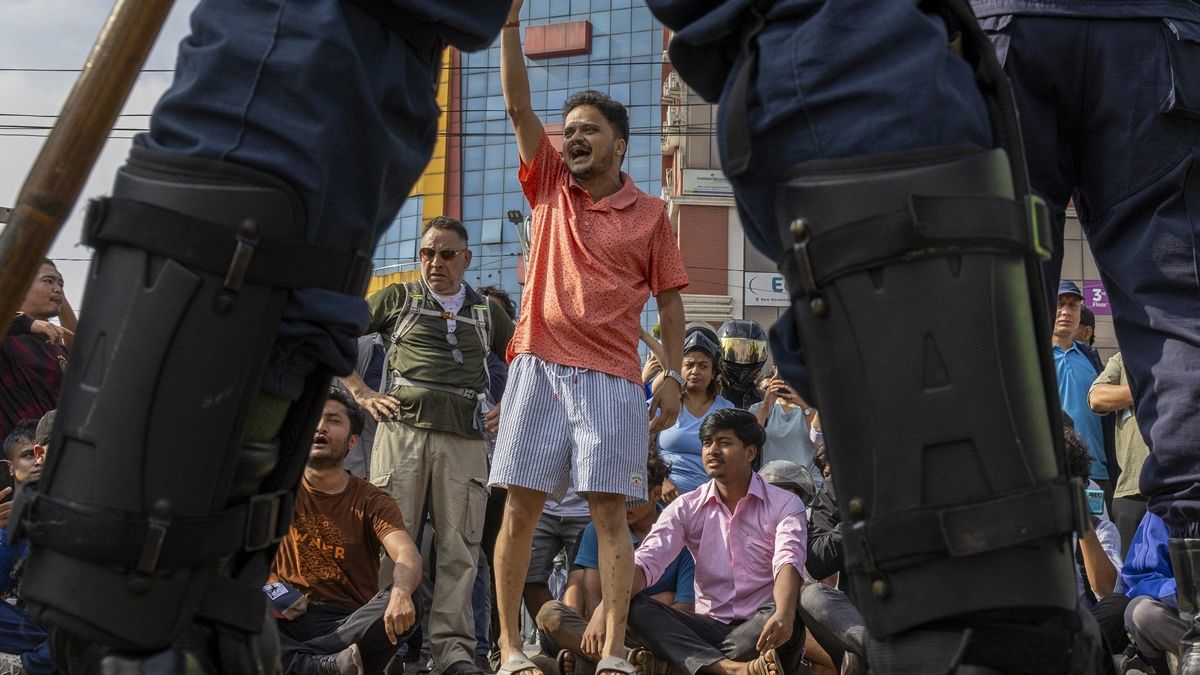 Nepál fővárosában a hadsereg átmeneti rendet állít fel a tüntetések után