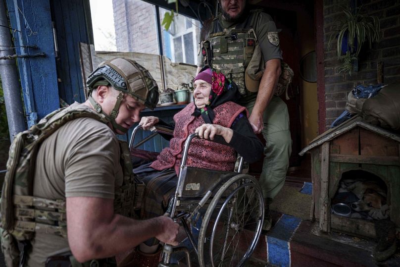 Agenti di polizia evacuano Maria Hodus, 90 anni, dalla sua casa a Kostiantynivka, Ucraina, 2 settembre 2025