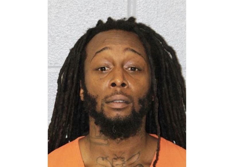 Decarlos Brown Jr., de 34 anos, cumpriu pena na prisão, foi internado por um breve período devido a esquizofrenia 