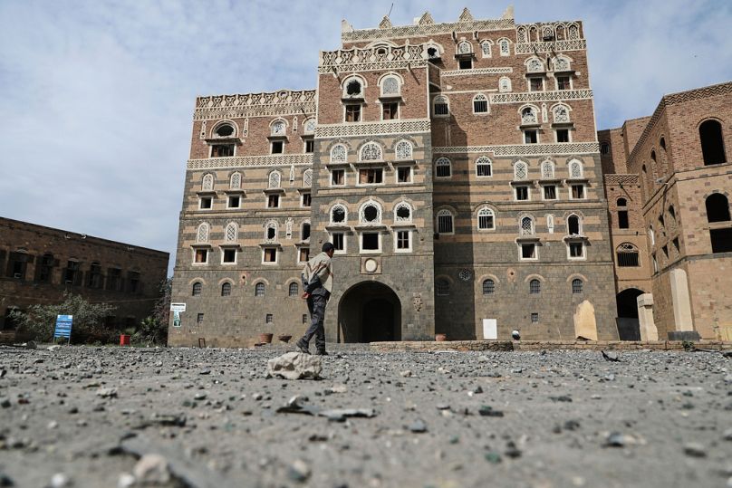Un uomo ispeziona i danni all'esterno del Museo nazionale, in seguito agli attacchi aerei israeliani di mercoledì a Sana'a, Yemen, 11 settembre 2025