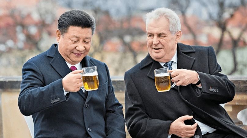 Miloš Zeman sörözik Hszi Csin-ping kínai elnökkel, Peking 2013