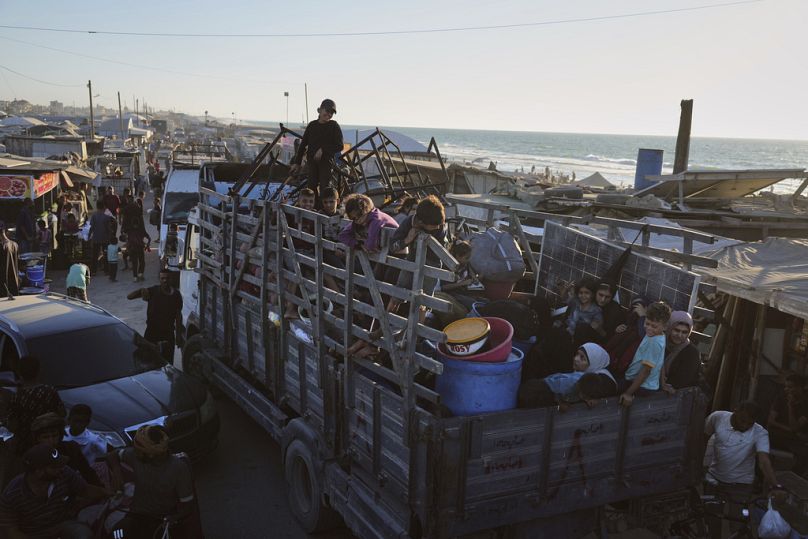Palestinesi sfollati in fuga da Gaza City arrivano a Muwasi, un'area che Israele ha designato come zona sicura, a Khan Younis, nel sud della Striscia di Gaza, mercoledì 10 settembre 2025.