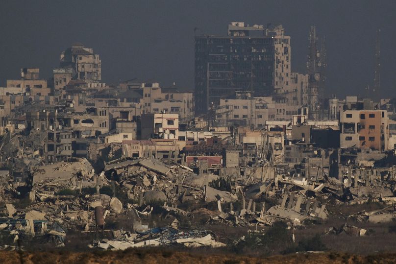 Gli edifici distrutti durante le operazioni aeree e di terra israeliane si trovano nel nord della Striscia di Gaza, visti dal sud di Israele, giovedì 11 settembre 2025.