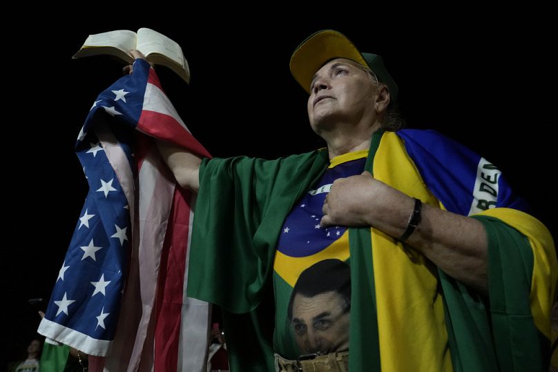 Apoiante de Bolsonaro junto à casa do ex-presidente em Brasília, onde este se encontra em prisão domiciliária.