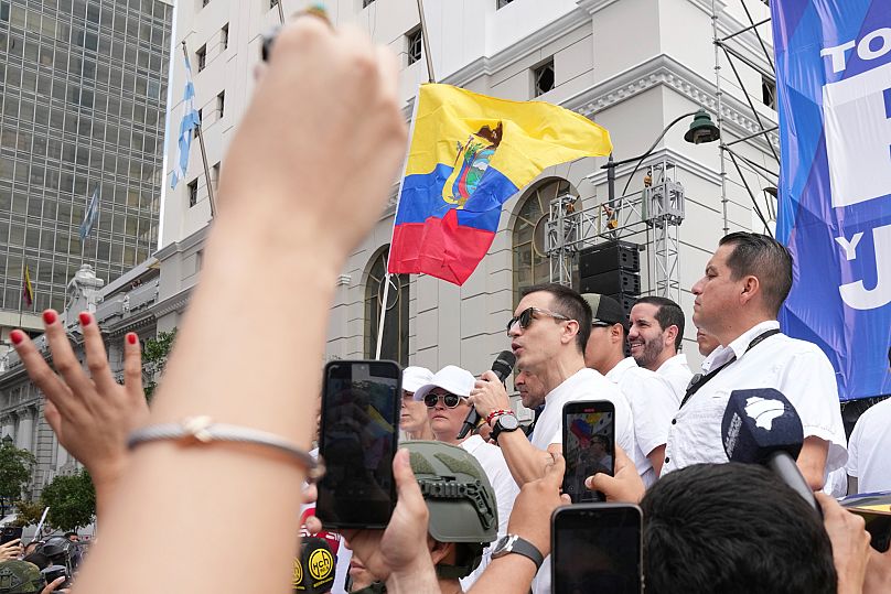 Noboa se dirige ante sus seguidores en una marcha en Guayaquil, Ecuador, el jueves 11 de septiembre, mientras se sucedían protestas paralelas contra su Gobierno en Quito.