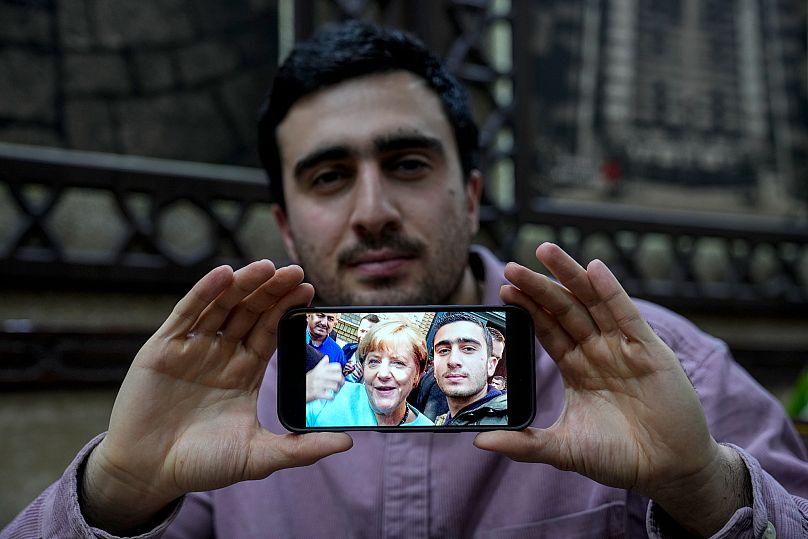 Anas Modamani, réfugié syrien, montre le célèbre selfie qu'il a pris avec la chancelière allemande Angela Merkel après son arrivée dans le pays.