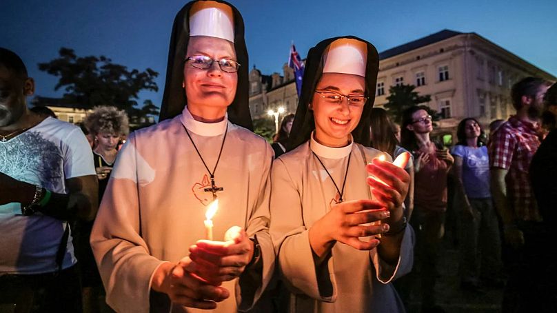 Az erőszak ellen békésen tiltakozó apácák Krakkóban