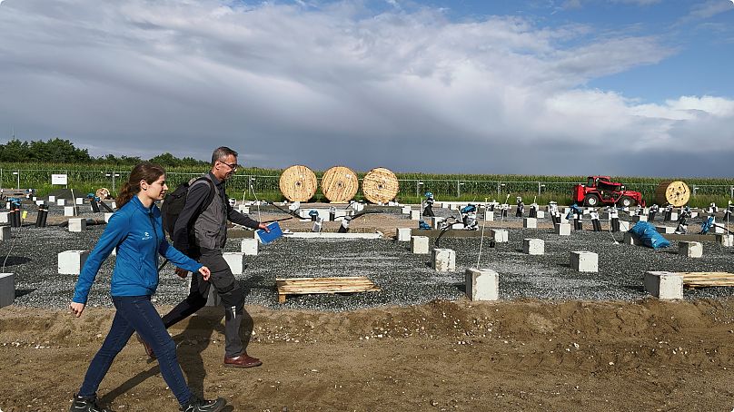 Projektleiterin Carina von Schleinitz zeigt dem Euronewsreporter die neue Mega-Baustelle.