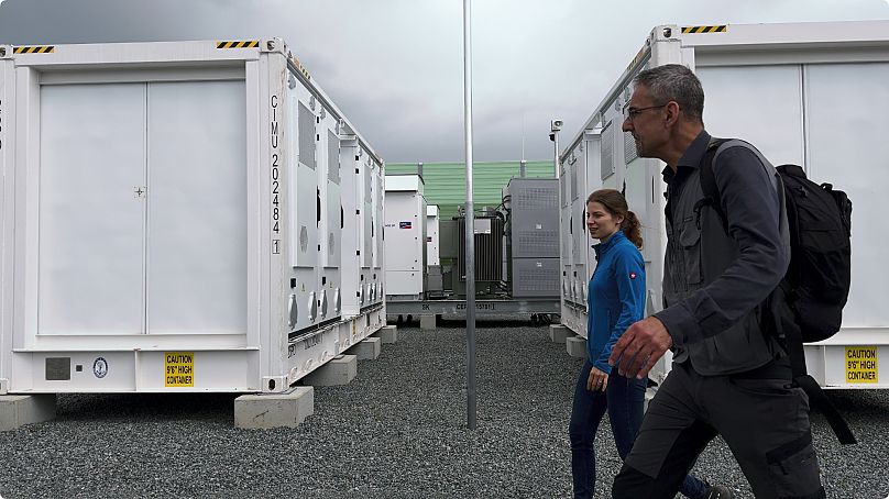 Wenn der Stromverbrauch morgens und abends besonders hoch ist, können die Batteriegroßspeicher für Ausgleich sorgen.