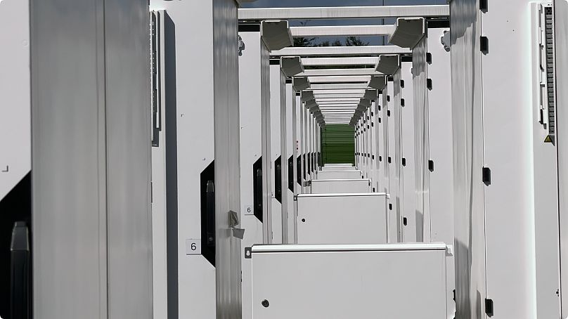 Der Megaspeicher hat eine Kapazität von über hundert Megawatt, oder 238 Megawattstunden!