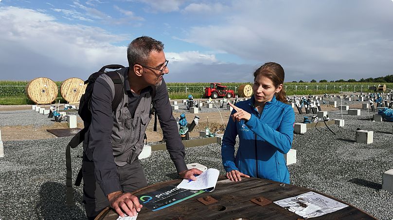 Projektleiterin Carina von Schleinitz zeigt dem Euronewsreporter die neue Mega-Baustelle.