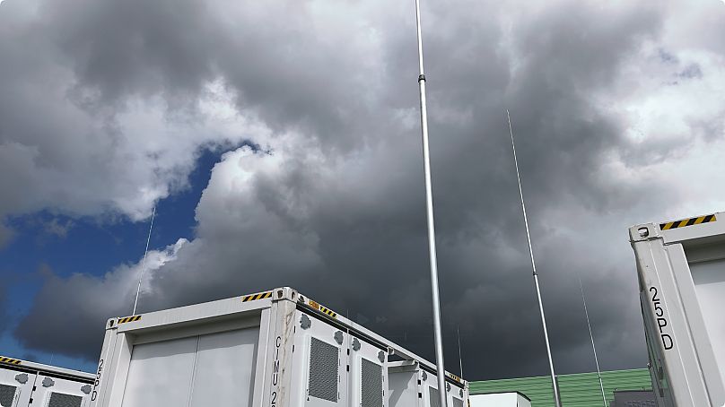 Blitzstangen sichern die Hochleistungsbatteriespeicher.