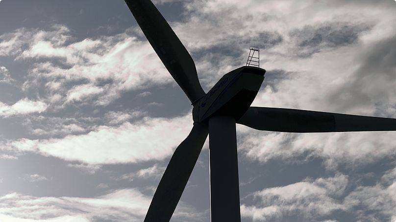 Windkraft und Sonnenstrom sind wetterabhängig und benötigen deshalb Batteriespeicher als Leistungspuffer.