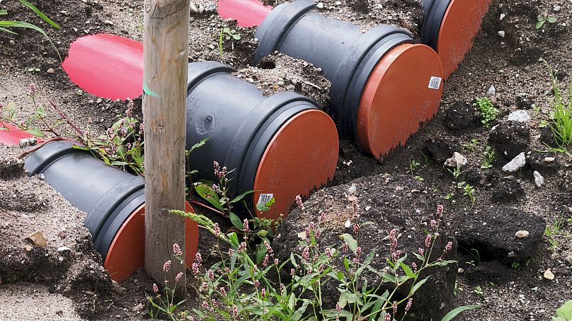 Unterirdische Kabel verbinden den Windpark-Trafo mit dem Batteriespeicher.