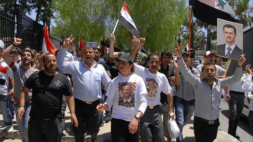 Pro-syrische Demonstranten skandieren Parolen zugunsten des syrischen Präsidenten Baschar Assad, nachdem dieser am Montag, dem 20. Juni 2011.