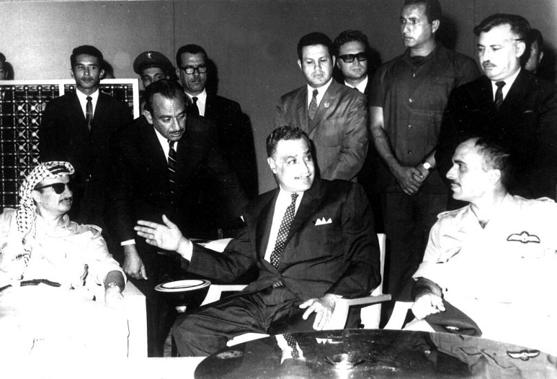 عرفات والملك حسين يستمعان لعبد الناصر بعد توقيع وقف إطلاق نار في القاهرة، 27 سبتمبر 1970.