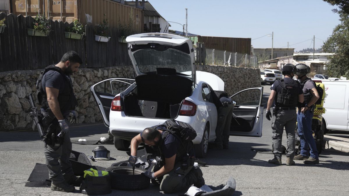 هجوم جديد قرب القدس.. موظف فلسطيني في أحد الفنادق يطعن نزيلين والشرطة الإسرائيلية تعتقله