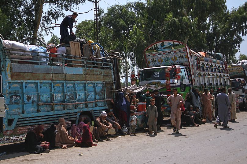 Des réfugiés afghans qui rentrent dans leur pays attendent au Centre de rapatriement volontaire du HCR à Azakhel, au Pakistan, le lundi 25 août 2025