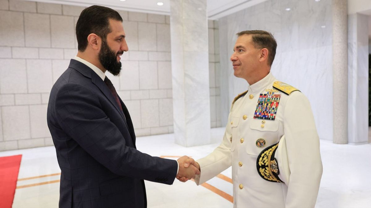 الشرع يستقبل قائد "سنتكوم".. تعاون استراتيجي جديد بين دمشق وواشنطن؟