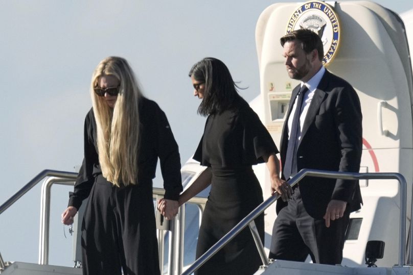 Erika Kirk az amerikai alelnökkel és feleségével, mikor hazavitték férje koporsóját az alelnöki repülőgéppel, Phoenix, Arizona, 09.11..