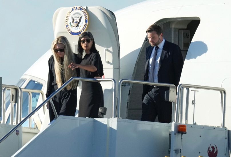 Az alelnöki házaspár kíséri le a Charlie Kirk koporsóját szállító Air Force Two-ról az özvegyet, Erika Kirk-öt (b) Phoenixben, 2025. szeptember 11-én