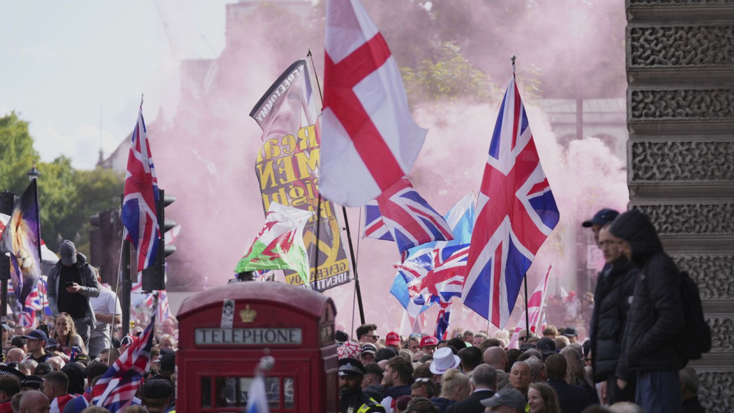 Λονδίνο: Πάνω από εκατό χιλιάδες άτομα στην πορεία που οργάνωσε ο ακροδεξιός Τόμι Ρόμπινσον | Euronews