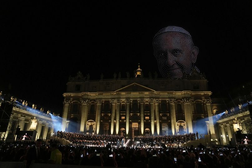 Droni disegnano il volto di Papa Francesco durante il concerto in Vaticano