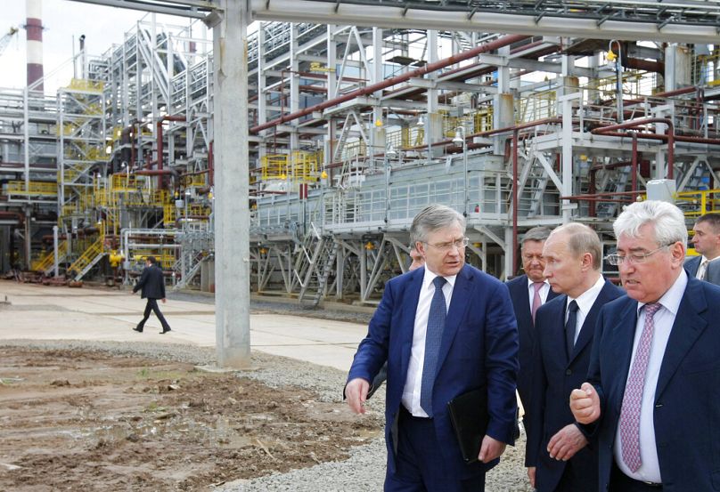 Wladimir Putin beim Besuch der Ölanlage in Kirischi bei St. Petersburg 2011