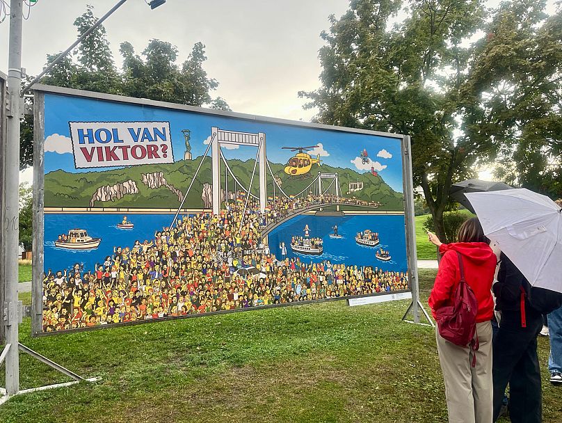 Politikusok keresése a győztes plakátnál - Bikás park, 2025. szeptember