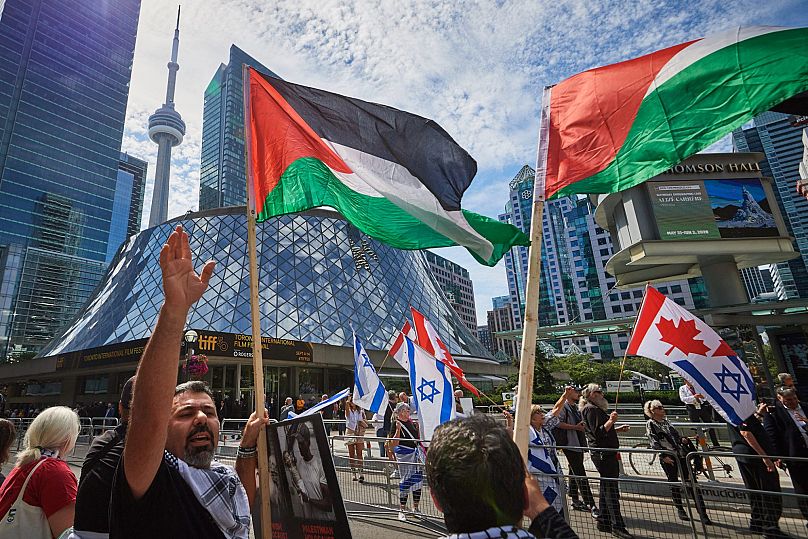 Tüntetők és ellentüntetők a Roy Thomson Hall-nál, a TIFF-bemutató előtt 