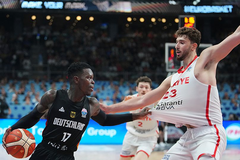Almanya'dan Dennis Schröder, Letonya'nın başkenti Riga'daki Riga Arena'da oynanan EuroBasket final maçında, Alperen Şengün'ün formasını çekiyor, 14 Eylül 2025.