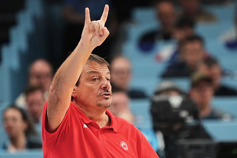 Türk koç Ergin Ataman, Letonya'nın başkenti Riga'daki Riga Arena'da oynanan EuroBasket final maçında görüntüleniyor, 14 Eylül 2025.