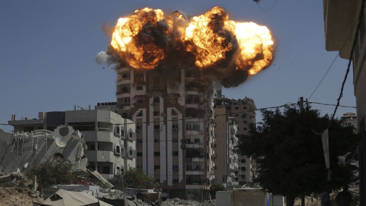 الدمار يتسع في غزة في اليوم الـ710 من الحرب: ضربات مكثّفة ونزوح آلاف العائلات