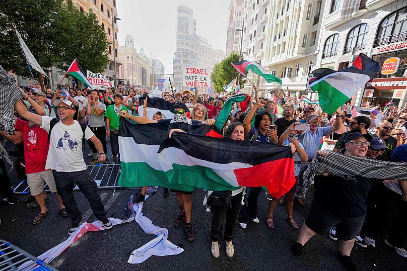 Los manifestantes cortan la Gran Vía, una de las principales arterias de comunicación del corazón de Madrid, España, para boicotear La Vuelta este domingo 14 de septiembre.